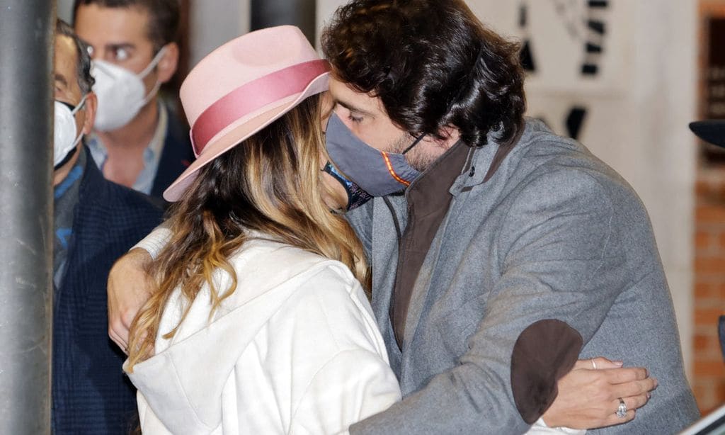 El abrazo lleno de amor de Javier Ungría a Elena Tablada en la despedida de la abuela de la diseñadora