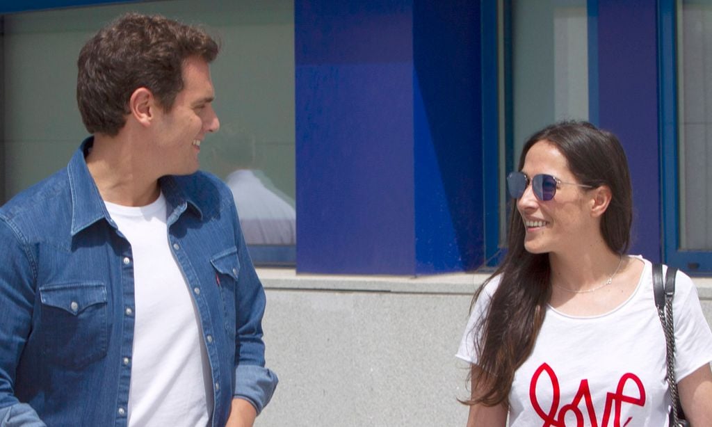 Albert Rivera juega al despiste con Malú: ¿será él un ‘Mask Singer’?