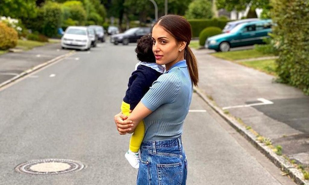 Hiba Abouk y su hijo disfrutan de una relajante siesta en un lugar inesperado
