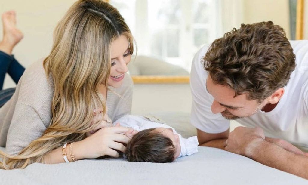 Pau Gasol y Cat McDonnell con su hija