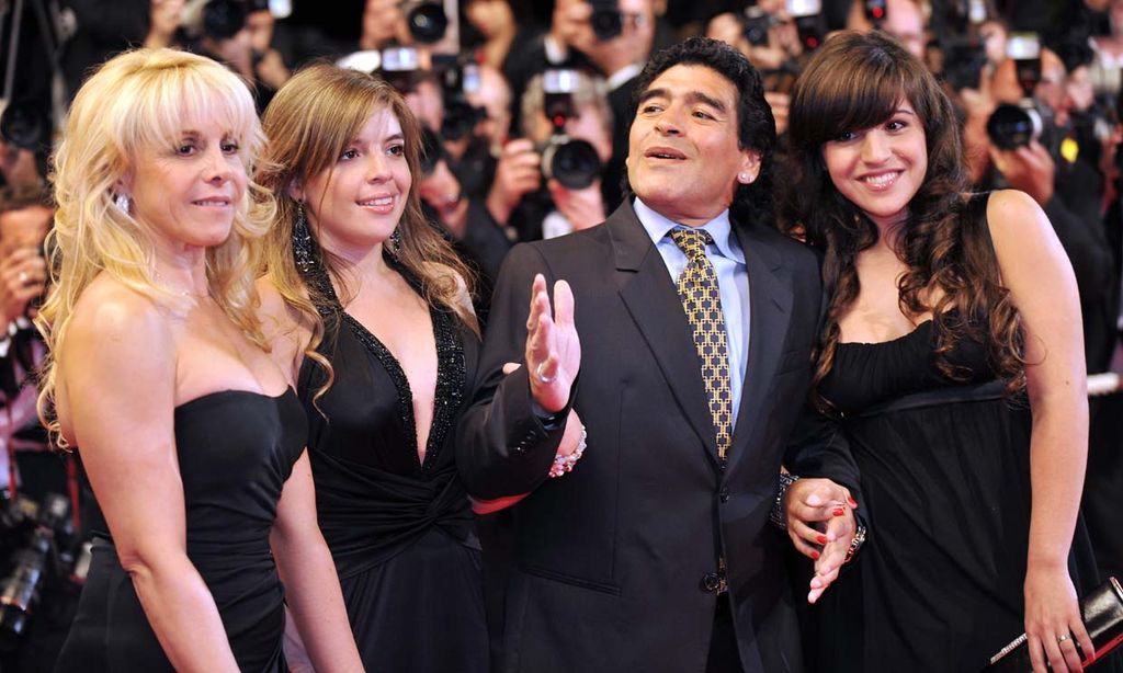 Cinco hijos reconocidos y varias parejas rotas: la historia familiar de Maradona