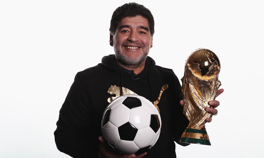 Diego Armando Maradona posa con la Copa del Mundo