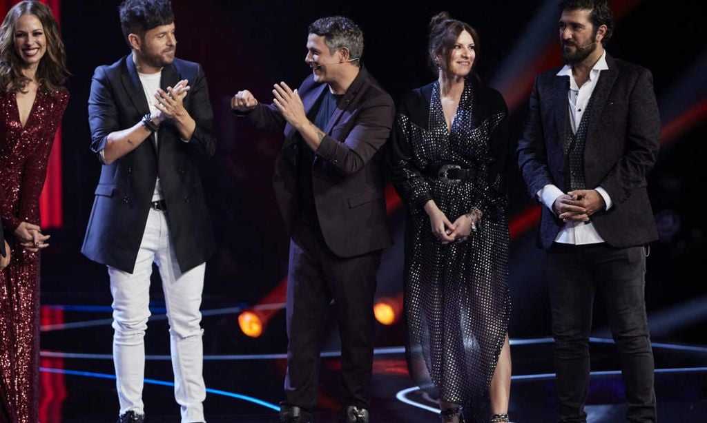 Laura Pausini, Pablo López, Antonio y Alejandro, emocionados tras recibir una sorpresa en 'La Voz'