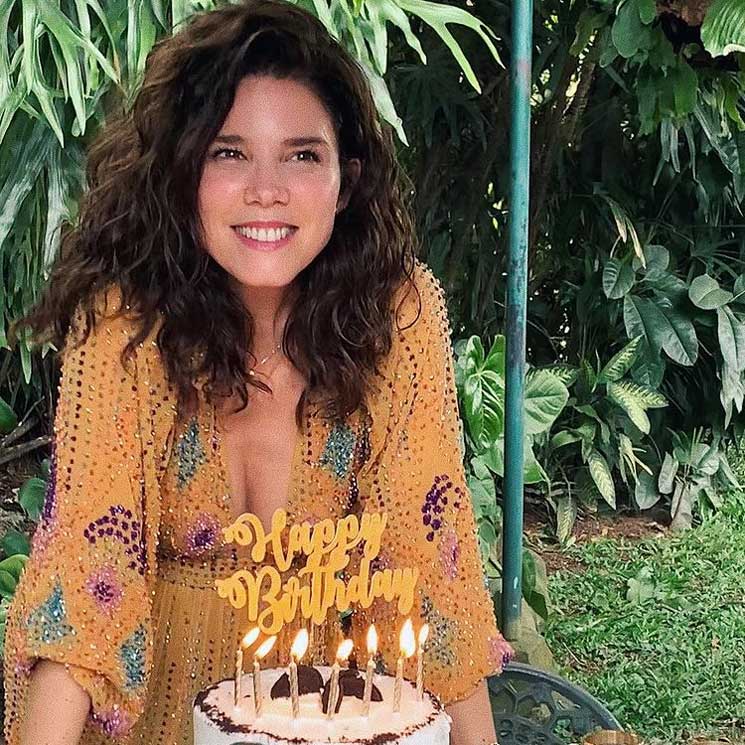 Con una gran tarta y una tierna foto de su infancia, así ha celebrado Juana Acosta su 44 cumpleaños