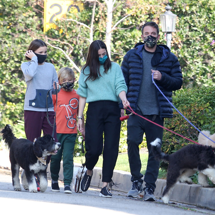 ¿Cuántos más mejor? El ajetreado paseo canino de Ben Affleck, sus hijos y Ana de Armas