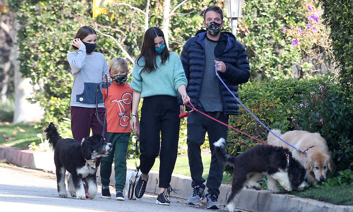 ¿Cuántos más mejor? El ajetreado paseo canino de Ben Affleck, sus hijos y Ana de Armas