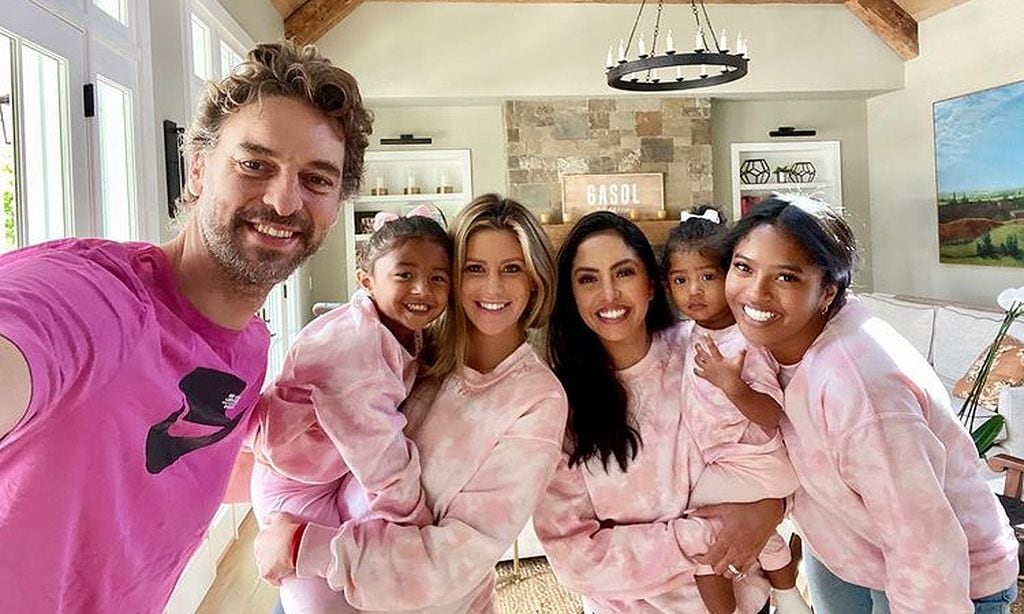 Pau Gasol con su mujer y Vanessa Bryant y sus hijas