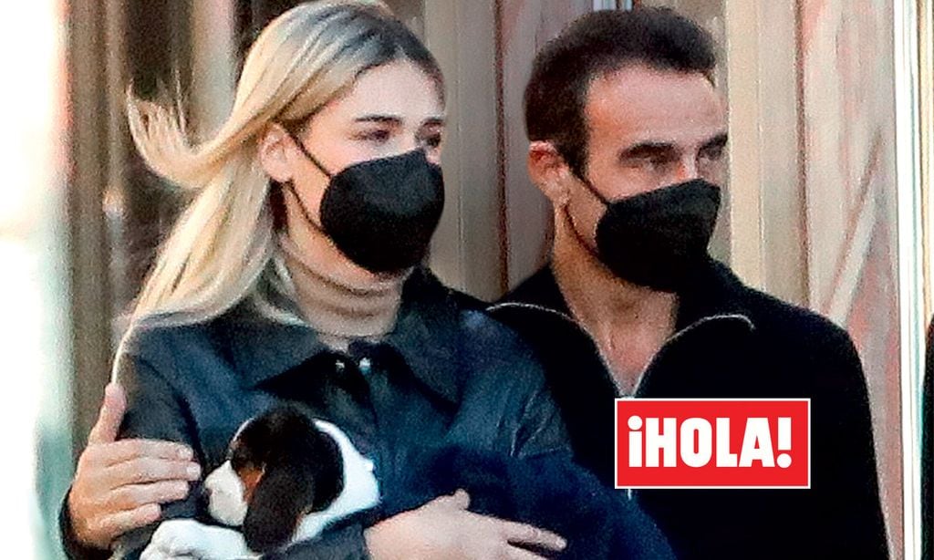 Exclusiva en ¡HOLA!, Enrique Ponce y Ana Soria reaparecen tras los rumores de crisis con gesto serio y su nueva mascota