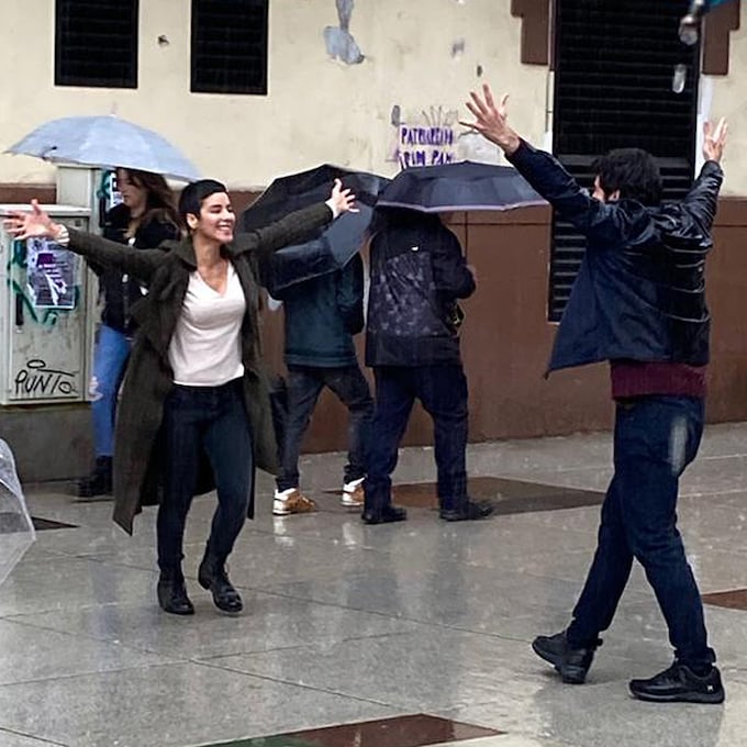 Paraguas y abrazos... Miguel Ángel Muñoz rueda una escena pasada por agua en Santander