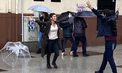 Paraguas y abrazos... Miguel Ángel Muñoz rueda una escena pasada por agua en Santander