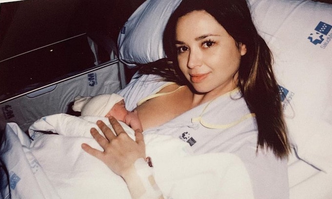 Dafne Fernández presenta a su hija recién nacida