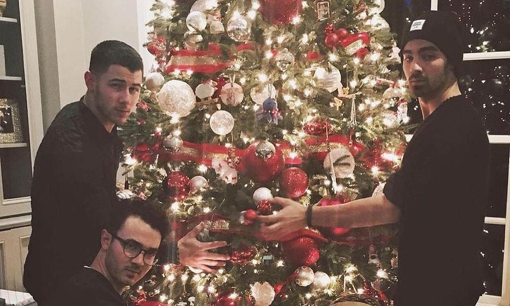 Vas a alucinar con esta foto de los Jonas Brothers de niños... ¡con su hermano pequeño!