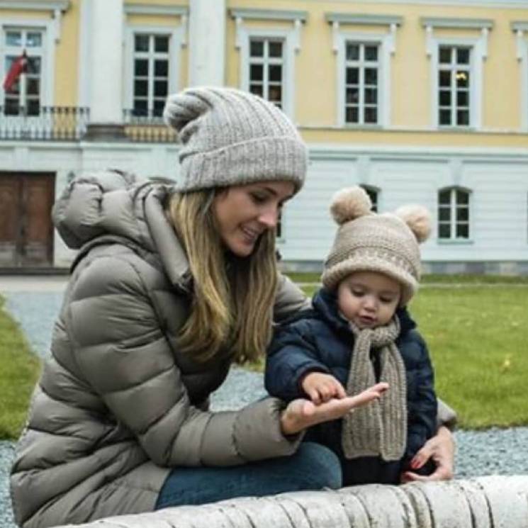 Carlos Baute y Astrid Klisans felicitan a su hija Liene por su cumpleaños, en la nieve ¡y con Olaf!