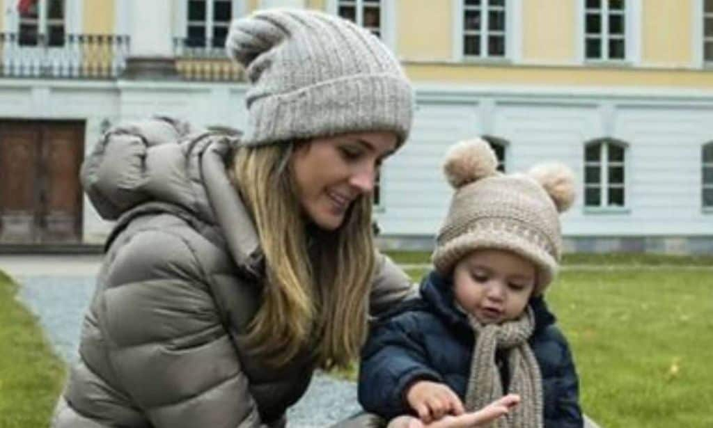 Carlos Baute y Astrid Klisans felicitan a su hija Liene por su cumpleaños, en la nieve ¡y con Olaf!