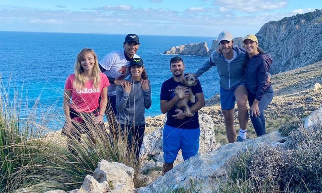 Rafa Nadal y Mery Perelló con amigos