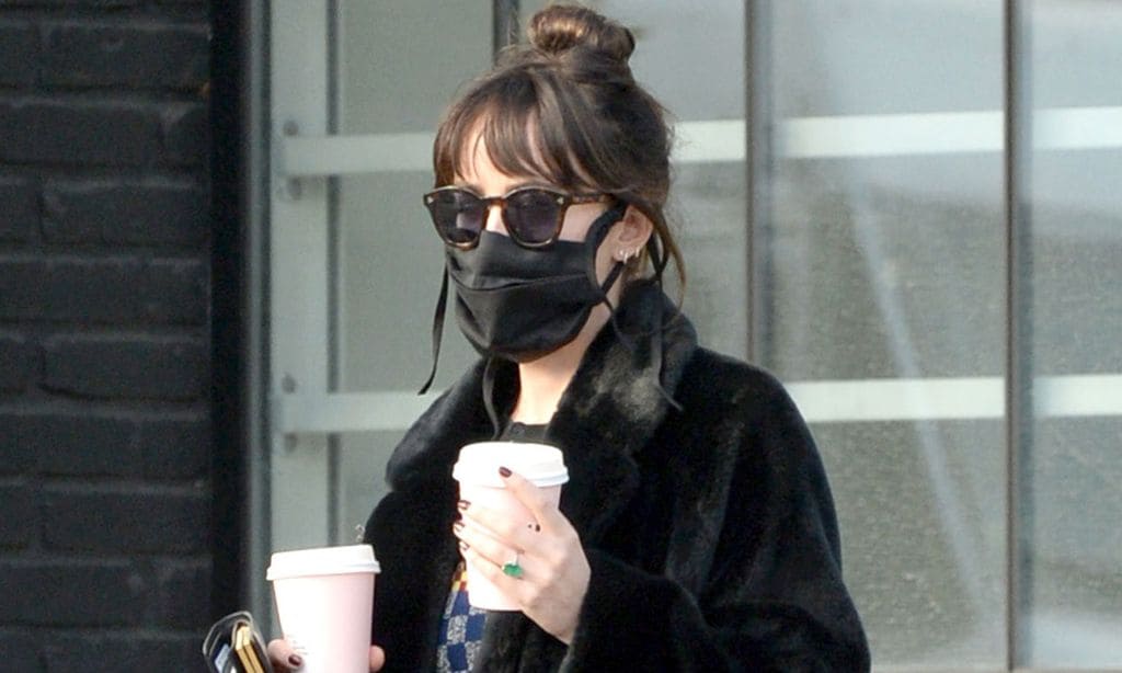 Dakota Johnson y el fabuloso anillo que ha despertado los rumores de compromiso con Chris Martin