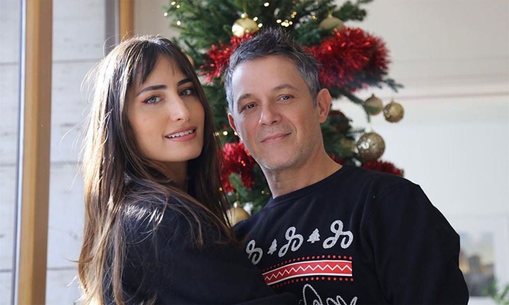 Alejandro Sanz recibe la felicitación de dos de las mujeres de su vida