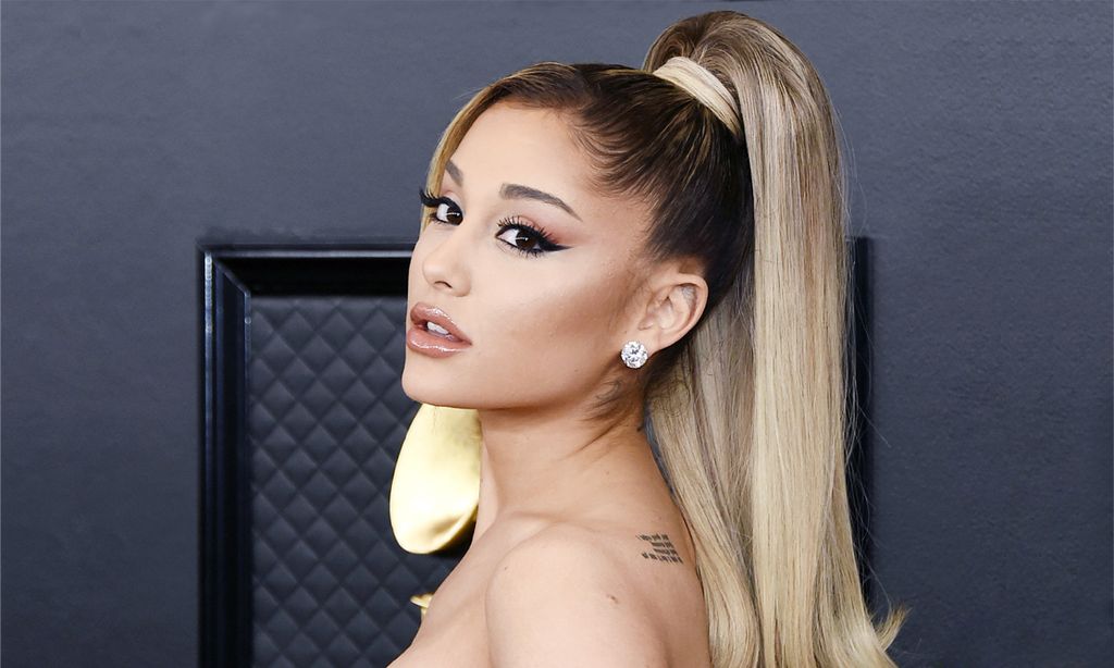 Ariana Grande se ha comprometido, ¡y su anillo no puede ser más espectacular!