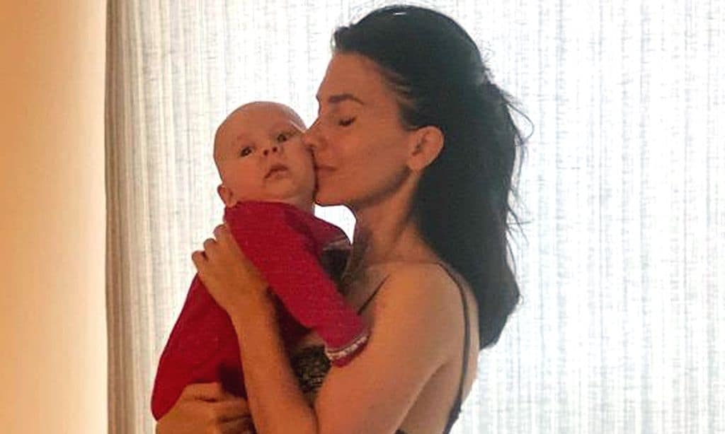 ¡Espectacular! Hilaria Baldwin muestra su figura tres meses después de dar a luz