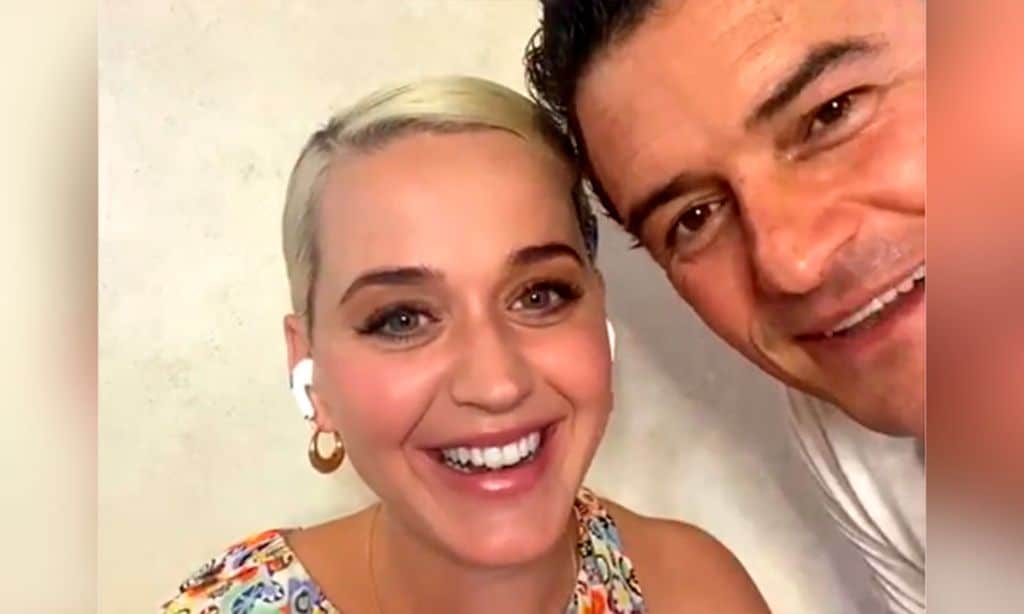 Orlando Bloom se 'cuela' en una videollamada de Katy Perry con una tostada de aguacate y un beso