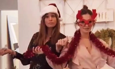 Bailando con disfraces navideños: Sara Carbonero e Isabel Jiménez, como nunca las habíamos visto