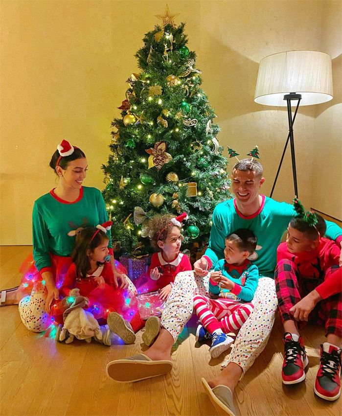 Cristiano Y Georgina Simpatico Posado Navideno Con Sus Hijos