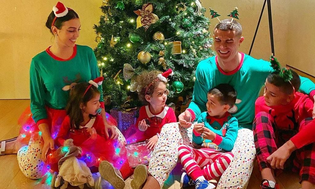 'Papá riendo y Alanita enfurruñada', el simpático posado navideño de Cristiano y Georgina