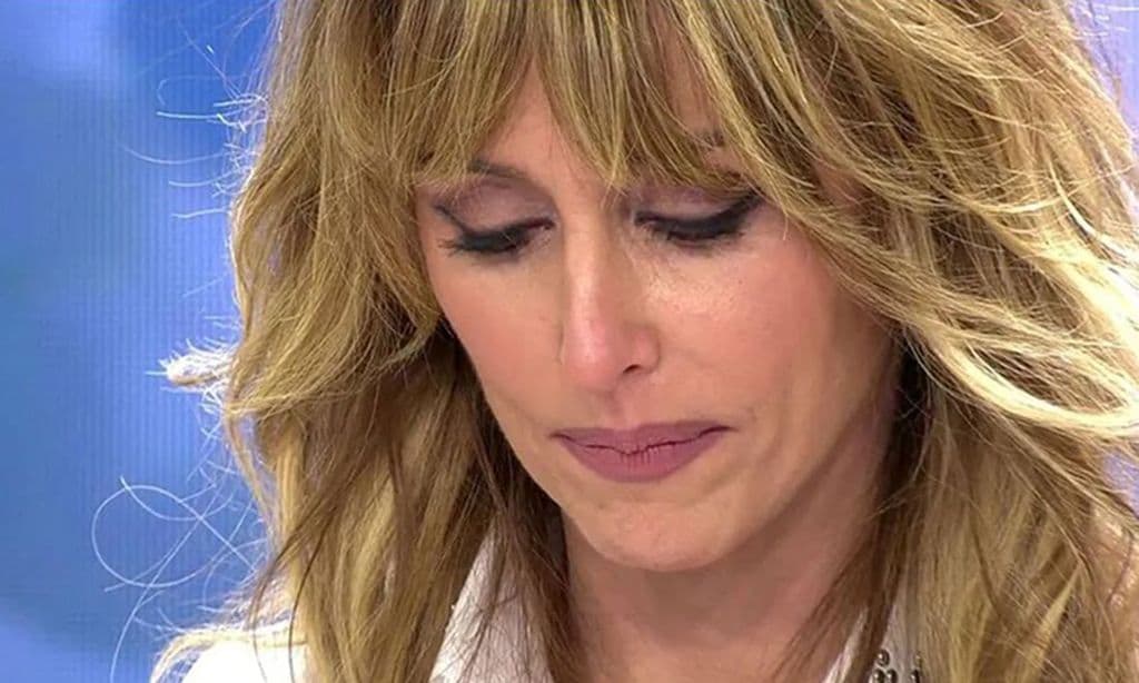 Emma García rompe a llorar en directo al recibir una carta de alguien 'muy especial' y la llamada de su madre