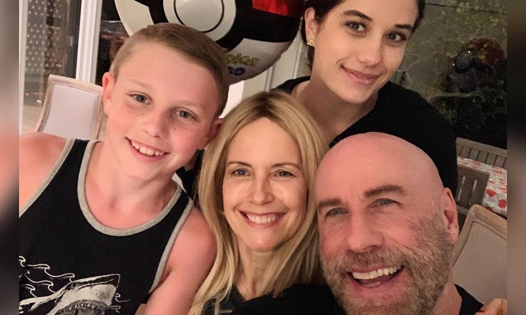 John Travolta comparte un vídeo familiar con sus hijos en sus primeras navidades sin Kelly Preston