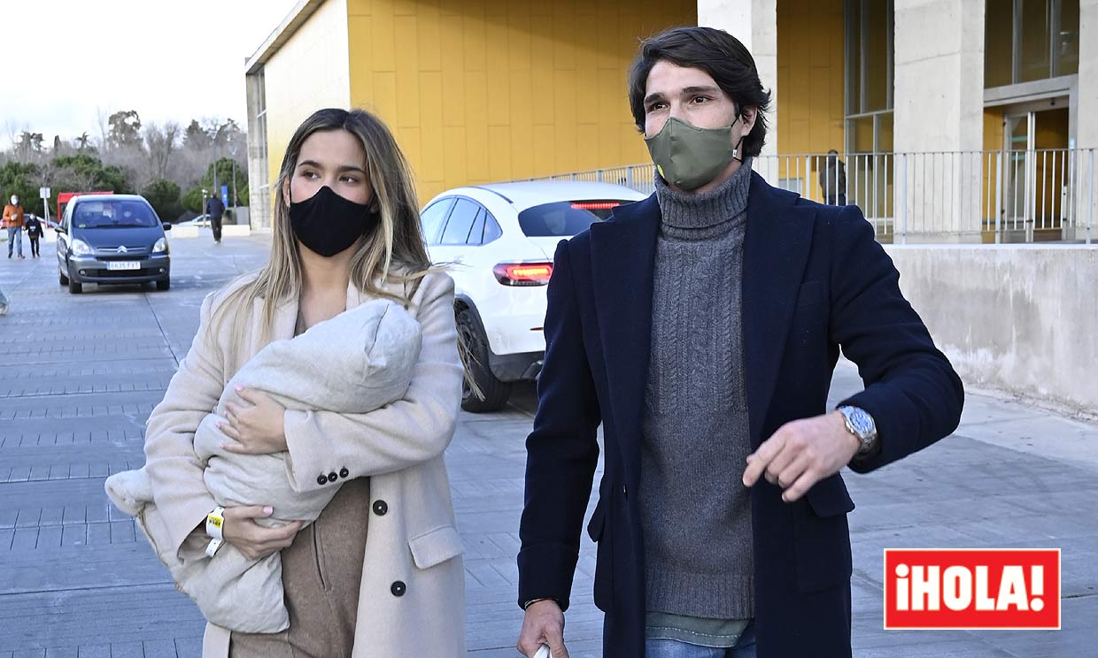 María Pombo y Pablo Castellano tras salir del hospital con su hijo