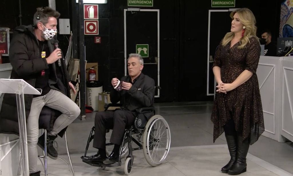El motivo por el que Kiko Hernández ha ido a trabajar en silla de ruedas