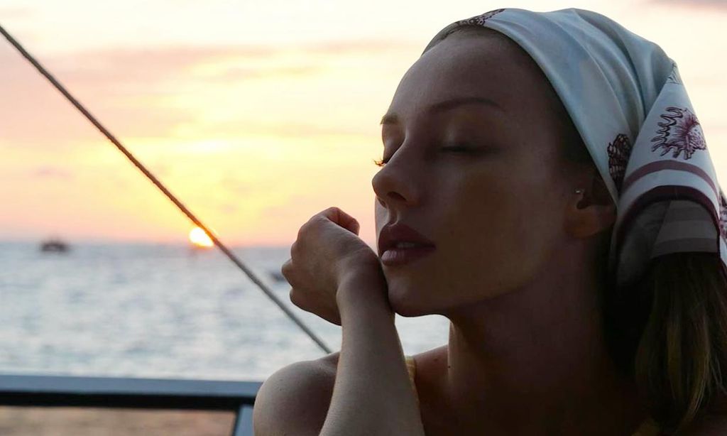 'El último sol del año' de Ester Expósito: junto al mar, con amigos y su chico, Alejandro Speitzer
