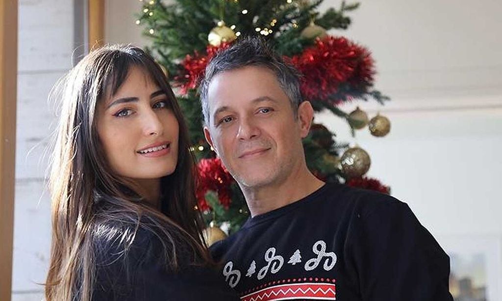 Alejandro Sanz empieza el año entre campanas y revela a quién le dio el primer beso del año