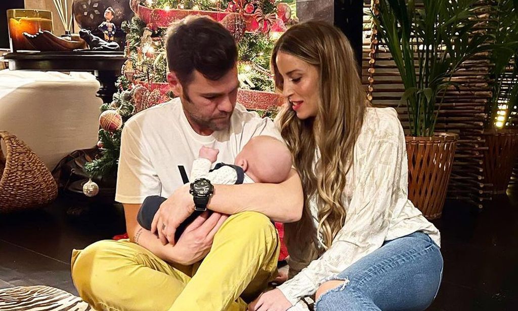 Fonsi Nieto y Marta Castro enseñan al pequeño Hugo su isla favorita
