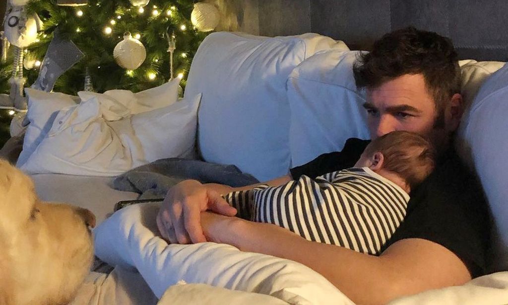 Fonsi Nieto muestra el precioso momento en el que su hijo Lucas conoció a su hermano recién nacido
