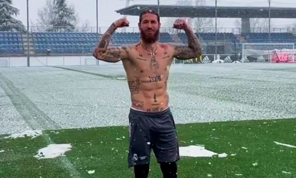 Bajo la nieve y sin camiseta: Sergio Ramos se hace viral desafiando a las bajas temperaturas