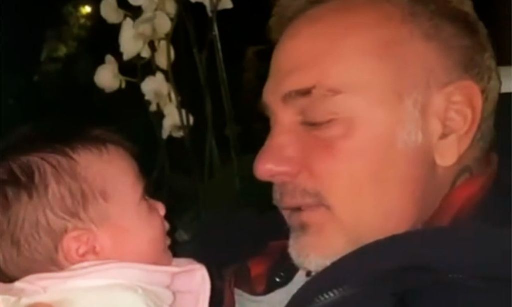 Dando besos a su hija o cantando para ella: Gianluca Vacchi y Sharon Fonseca muestran su 'camino más dulce'