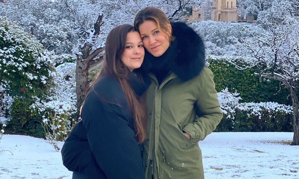 Jaydy Michel y su hija, Manuela Sanz, se derriten al ver la 'primera vez' en la nieve del pequeño Leo