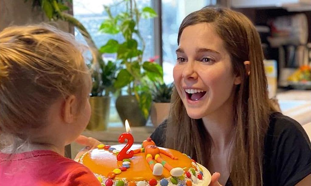 ¡Lia sopla dos velas! La hija de Natalia Sánchez y Marc Clotet lo celebra con una tarta y mucha nieve