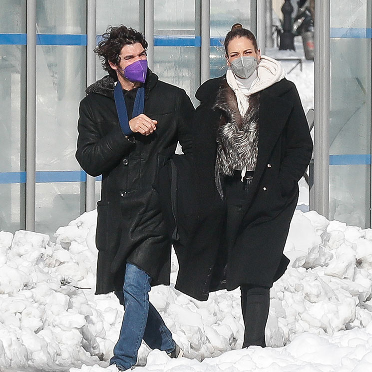 Cayetano Rivera, con cabestrillo, disfruta de una tarde de nieve, café y 'selfies' con Eva González