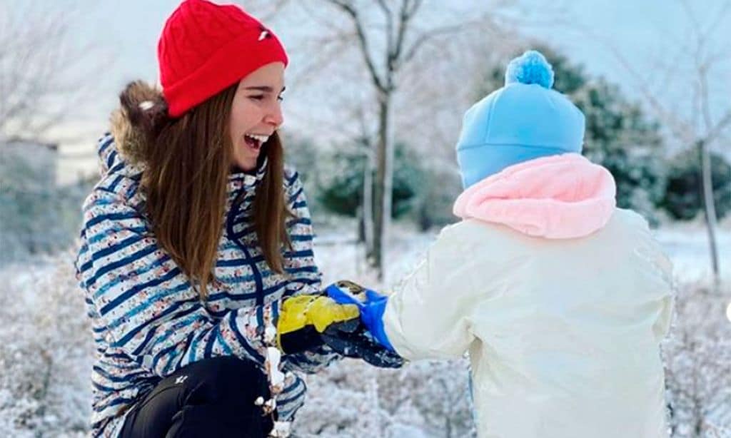 Natalia Sánchez muestra, emocionada, la primera vez de su hija en la nieve con un improvisado trineo