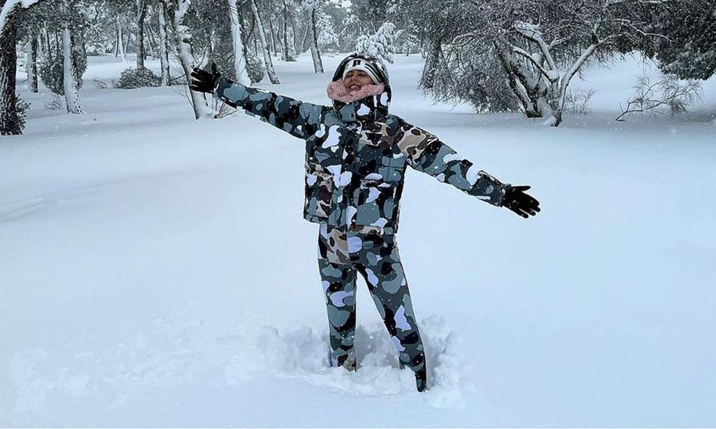 Cristina Pedroche, 'rescatada' después de que su coche se quedara atrapado en la nieve 