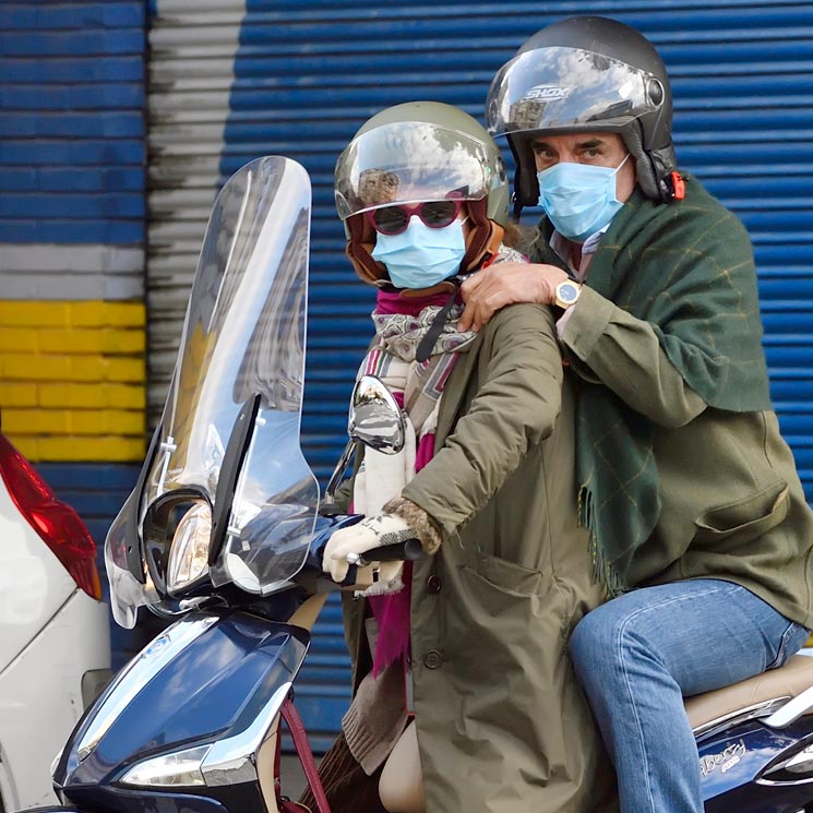 ¡Amor sobre ruedas! Mario Conde y Adriana Torres Silva recorren en moto las calles de Sevilla