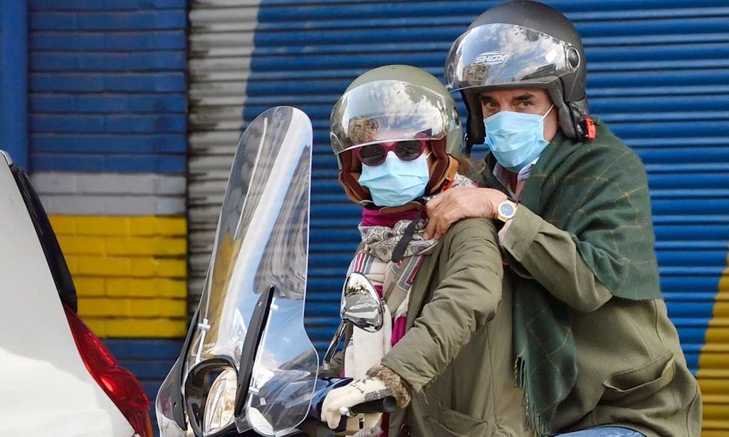 Mario Conde y Adriana Torres Silva, paseo en moto por Sevilla