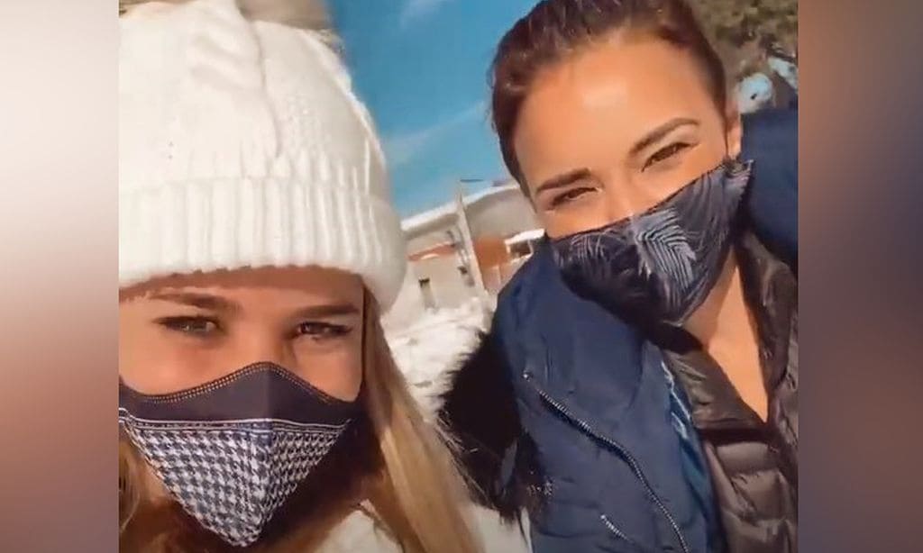 La divertida tarde de risas y caídas sobre la nieve de Chenoa y Natalia