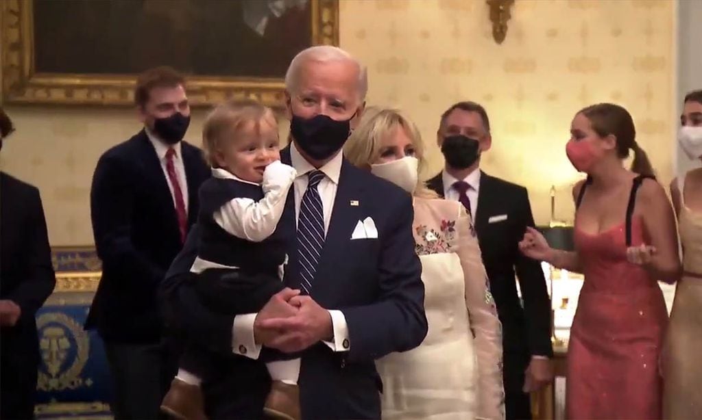 ¡Adorable! El nieto de Biden, Beau, hipnotizado con la actuación de Demi Lovato