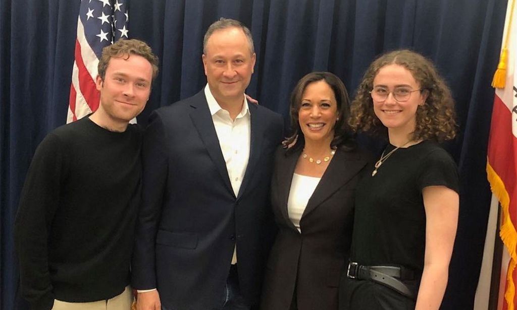 Kamala Harris junto a su marido, Doug Emhoff, y sus hijastros, Cole y Ella