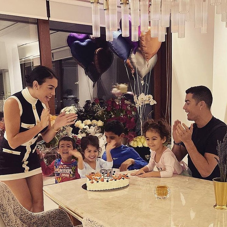 Ahora en familia: Georgina Rodríguez celebra su día entre lágrimas, aplausos, globos y dos tartas