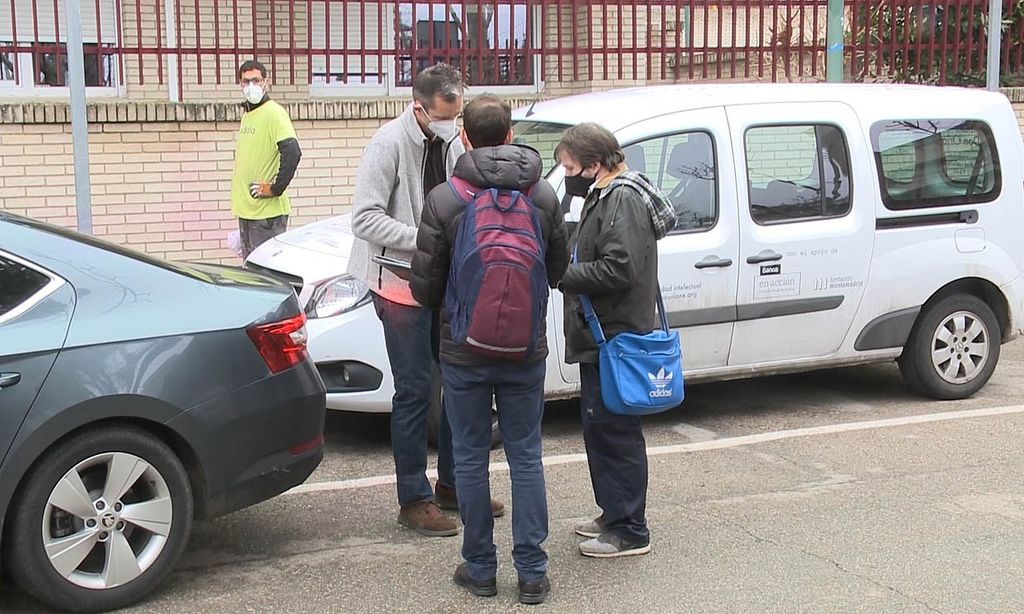 Como una verdadera estrella de cine: Iñaki Urdangarin firma autógrafos a su salida del voluntariado