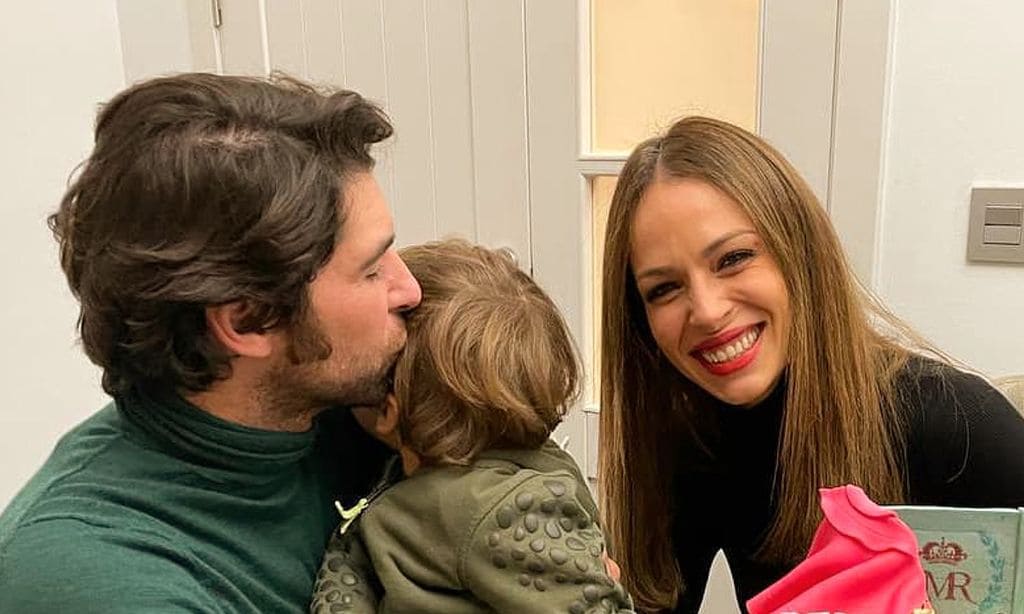 Las simpáticas imágenes del hijo de Eva González y Cayetano Rivera dando de comer a las gallinas